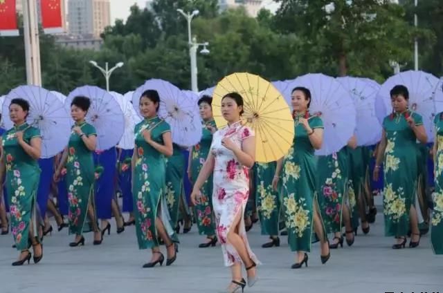 开云集团官网开云集团官网首页-开云(中国)泓源公司党委和兴北路社区绿地广场商圈党建联盟合作举办“讴歌新时代 共圆中国梦”纪念改革开放四十周年大型群众广场文化活动(图2)