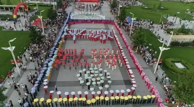 开云集团官网开云集团官网首页-开云(中国)泓源公司党委和兴北路社区绿地广场商圈党建联盟合作举办“讴歌新时代 共圆中国梦”纪念改革开放四十周年大型群众广场文化活动(图7)