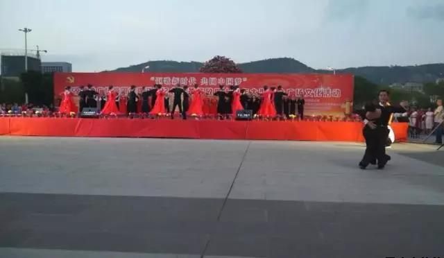 开云集团官网开云集团官网首页-开云(中国)泓源公司党委和兴北路社区绿地广场商圈党建联盟合作举办“讴歌新时代 共圆中国梦”纪念改革开放四十周年大型群众广场文化活动(图10)