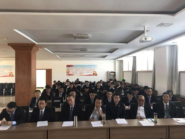 泓源出租公司召开“文明行车”专题培训会(图2) 泓源出租公司召开“文明行车”专题培训会(图2)