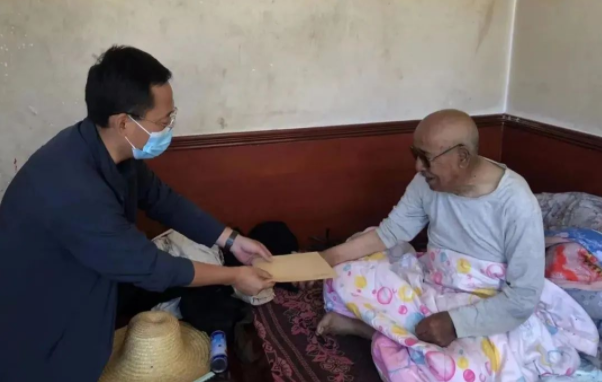 开云集团官网开云集团官网首页-开云(中国)
赴帮扶村对接工作并慰问困难党员(图2) 开云集团官网开云集团官网首页-开云(中国)
赴帮扶村对接工作并慰问困难党员(图2)